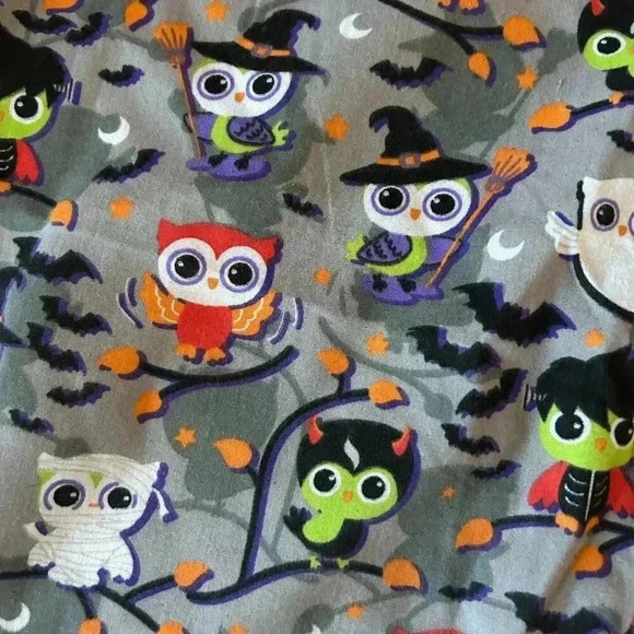 Halloween V-neck Scrub Top Owls Bats Witches Two Pockets Size Medium Medical Vet - Picture 3 of 9